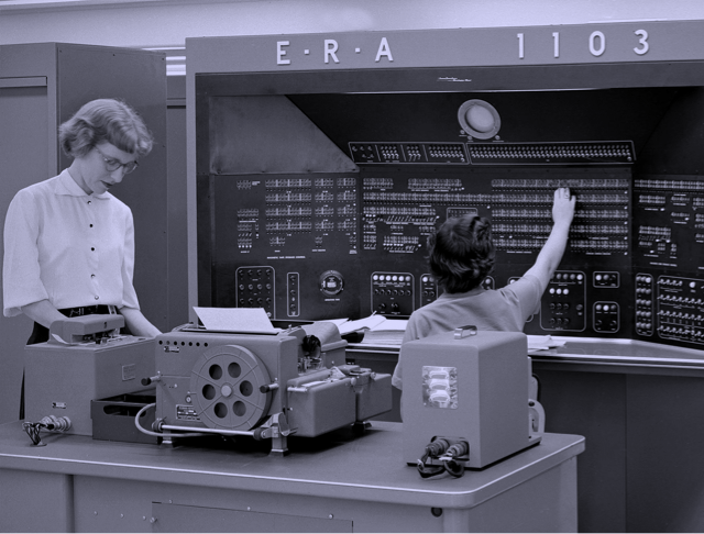 Operadoras junto al computador E.R.A. UNIVAC 1103 construído en octubre de 1953.