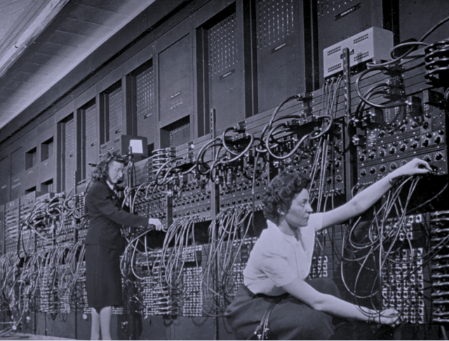 Operadoras trabajando con una ENIAC, una de las primeras computadoras de propósito general.