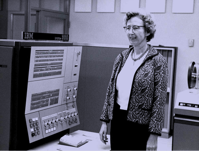 Foto de Grace Hopper, científica de la computación y militar estadounidense que desarrolló el primer compilador para un lenguaje de programación.